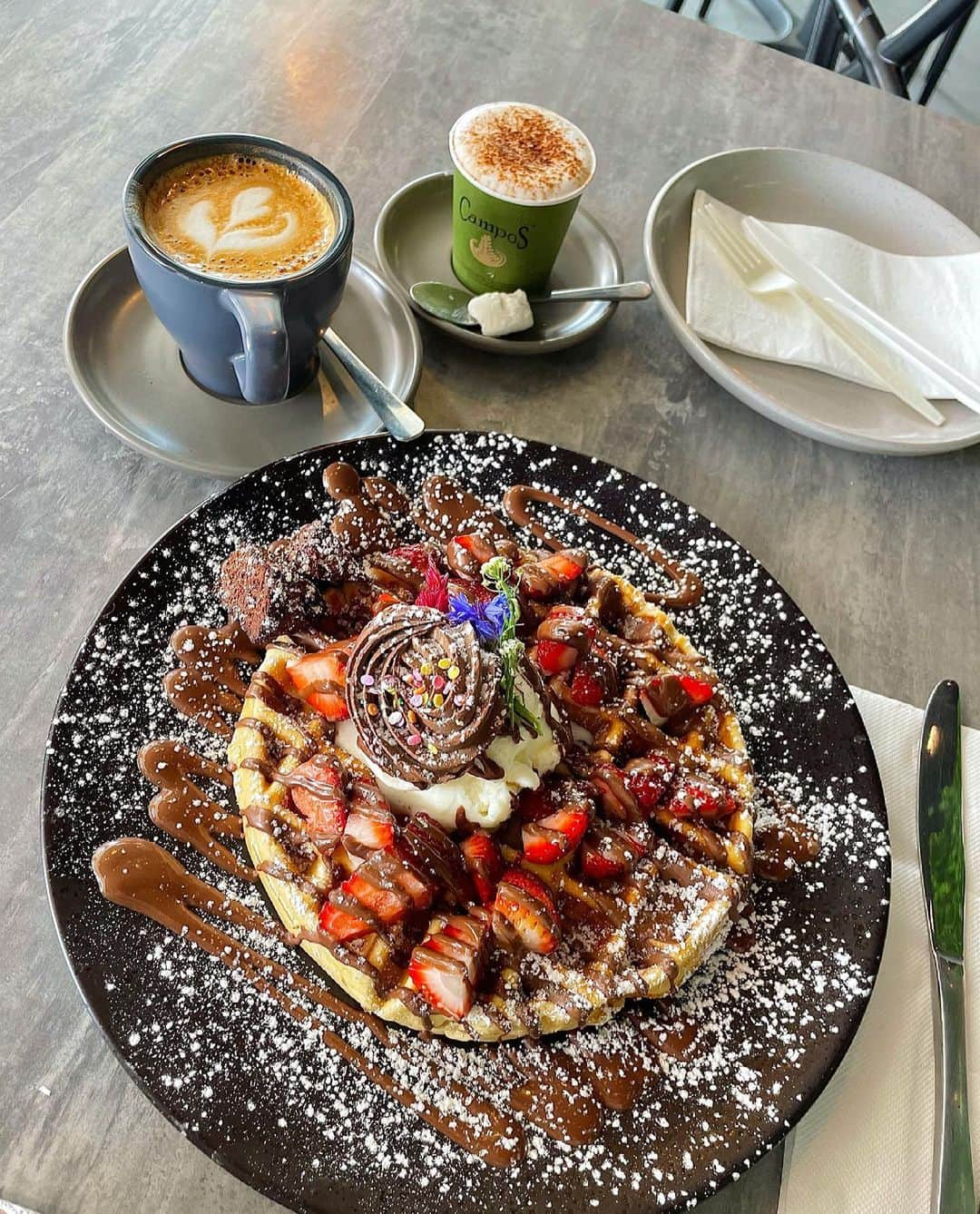 武田紗季さんのインスタグラム写真 - (武田紗季Instagram)「かわいいワッフル出てきた🧇🥰🥰🥰 #waffle #cafe #sydney #wollicreek #シドニー」4月29日 15時29分 - __sakii.___