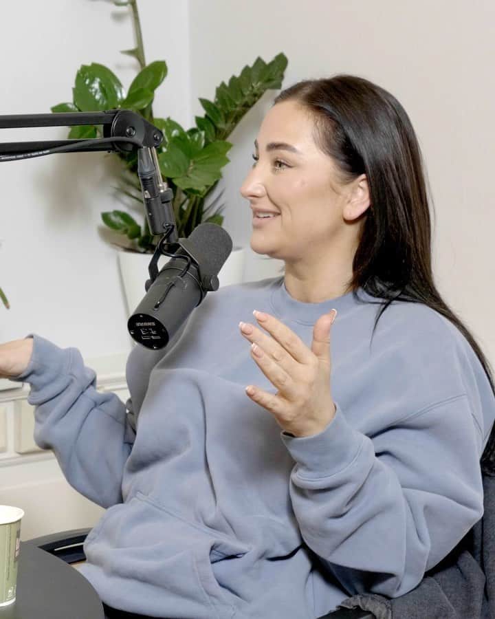 ソンドレ・オドヴォル・ボーのインスタグラム：「@dajanamakeup 🤍 i dagens episode av Bak Gullmedaljen snakker jeg med Dajana om hennes karriere. Hun er så rå som har turt å satse på et yrke mange ikke tør å begynne med.  I tillegg er hun åpen og ærlig om hvordan det er å ikke føle seg god nok til visse jobber, noe jeg tror mange kan kjenne seg igjen i!  Der du hører podcast, eller link i bio 🤍」
