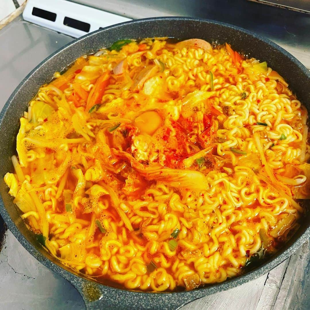 菊地優志さんのインスタグラム写真 - (菊地優志Instagram)「辛ラーメンで辛プデチゲを作りました^_^  とても「うまから」でしたー\(//∇//)\  皆さんも辛ラーメンで辛プデチゲ、是非お試しあれです♪♪」4月29日 15時38分 - kikuchimasashi