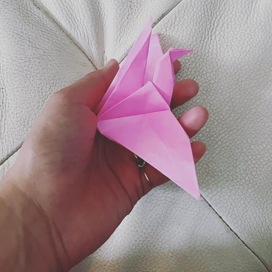 ギャル曽根のインスタグラム：「パタパタ鶴🕊 息子が私に折ってくれました。 何色がいい？と聞いてくれたので、ピンクにしました😂♥️ #最近折り紙が好きな息子💙💚 #作ってくれたカブトは御朱印帳に挟んであります。❤️」