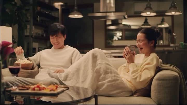 遠藤瞳のインスタグラム：「🙋‍♀️お知らせ📢 宅配クリーニング『リネット』さんのCMに 出演しています。  現場がとても和やかだった😌🧡 あたたかい空気感が伝わりますように🍀 よかったら最後までご覧くださいね♡  関係者の皆様ありがとうございました😌  #lenet #lifestyle #home #clothes #cleaning #リネット #クリーニング #宅配クリーニング #衣替え #洗濯 #ライフスタイル #暮らしを楽しむ」