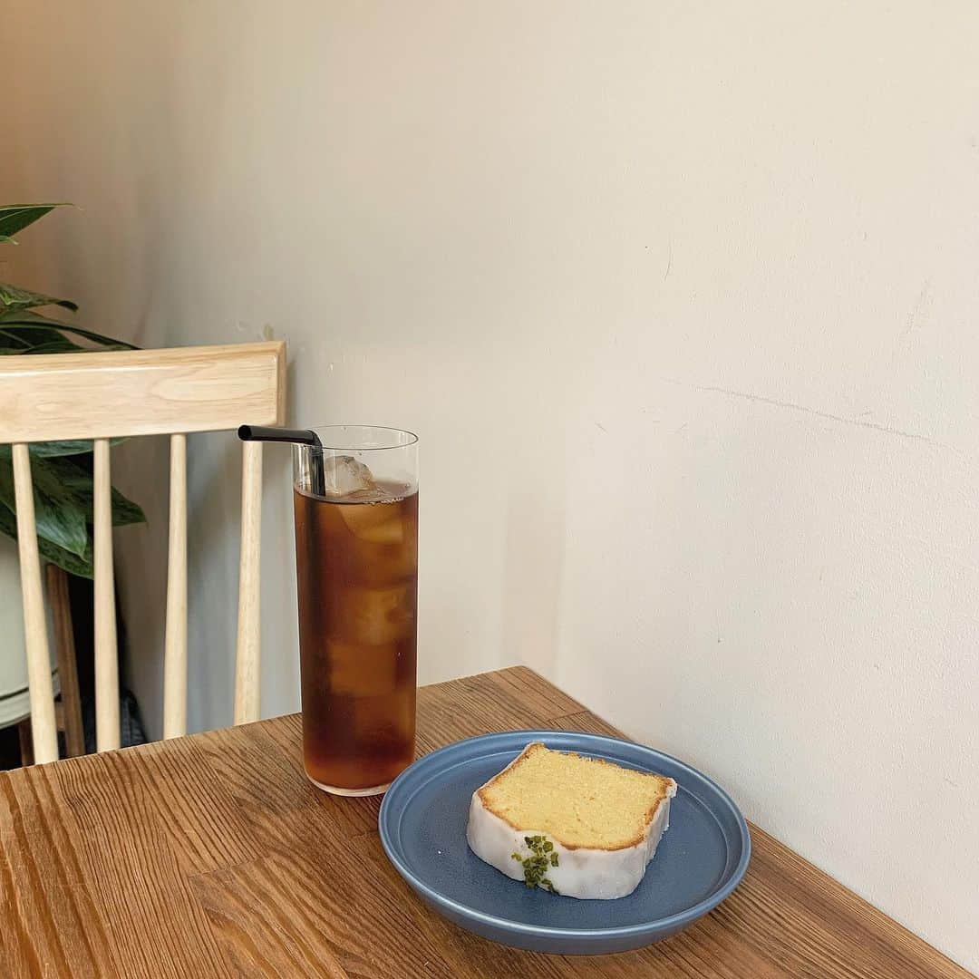 のインスタグラム：「🍋﻿ ﻿ ﻿ ﻿ ﻿ レモンケーキって﻿ 初めて食べたかもしれない🐏﻿ ﻿ ほどよい酸っぱさで﻿ 美味しかった🤍﻿ ﻿ ﻿ ﻿」
