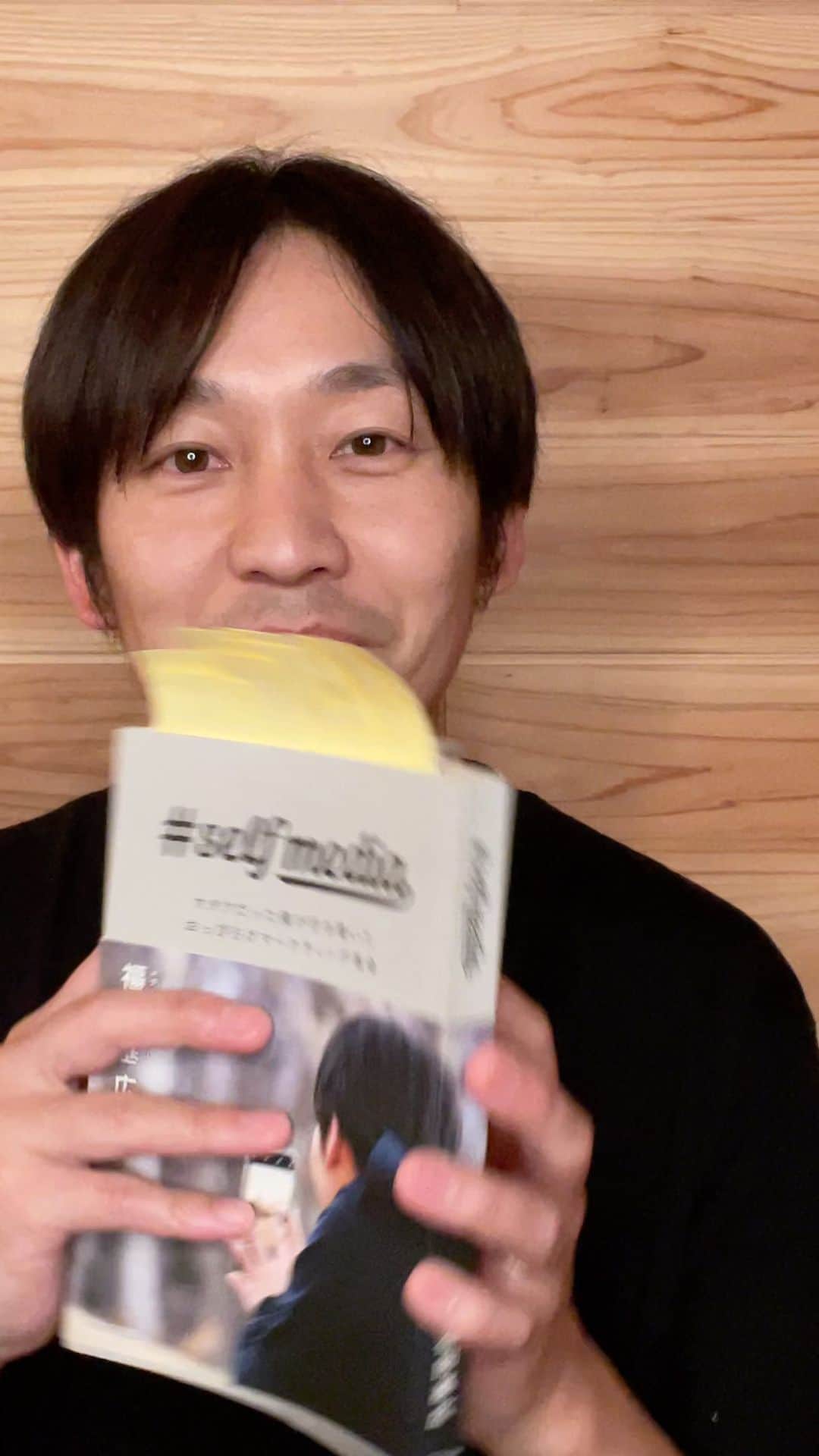 福田基広のインスタグラム：「5/6開催！30名限定おっぴろげマーケティング実践講義﻿ 参加希望者様からの質問回答コーナー👏﻿ 　﻿ 先日投稿させていただきました﻿ 僕の書籍 #selfmedia を教科書にした３ヶ月アカデミー﻿ ＼おっぴろげマーケティング実践講座／﻿ 　﻿ 情報発信で、よく見せようとせず﻿ ありのまま、等身大の自分を伝えて交流していく﻿ 僕独自のファンを作る情報発信スタイル。﻿ ﻿ 大変ありがたいことに、ピンときた方に﻿ お申し込みいただきまして、残10名切りました😭﻿ 　﻿ え？気になってる？いやいや、もう参加して笑﻿ 一回でいいですから、気になってるなら、伝えさせてください😂﻿ 損させませんから。﻿ 　﻿ 　﻿ で、DMにていくつかの質問をいただきましたので﻿ 動画にて回答させていただきます﻿ ※すみません、返信しきれないため、動画にてご勘弁を🙇‍♂️﻿ 　﻿ 　﻿ ＝＝＝＝＝＝＝＝＝＝＝＝＝＝＝＝＝﻿ 　﻿ ■質問１：えー？やっぱ本は買わないとダメですかぁ？﻿ 💫回答：﻿ いや、買わなくてもいいです！﻿ 講義で使用するパートは、PDFでプレゼントいたします。﻿ 　﻿ もし、欲しい！と思われた方は﻿ ・渋谷ツタヤ様６階﻿ ・弊社ふたつぶオンラインショップ﻿ >> https://futatsubu.stores.jp/items/5e442a2594cf7b63fe88c7f8﻿ にて、お買い求めください。　﻿ 　﻿ 　﻿ ■質問２：あのさー、３ヶ月いなきゃいけないの？﻿ 💫回答：﻿ 合わないと判断されたらスパッと抜けてください。﻿ 　﻿ ただ、実践講座なので、３ヶ月一緒にチャレンジされた方が﻿ きっと「あー受けてよかったぁ！見える景色、違うわぁ！」﻿ と、思っていただけるかと。﻿ 　﻿ いやいや。ぼくも情報発信、とっても苦手だったんすよ？﻿ だからおっぴろげられる＝自分の殻を破る方法﻿ は、同じ目線でサポートできると思うんですよね。﻿ 　﻿ 　﻿ ■質問３：３ヶ月のおっぴろげ講座終わったあとは？﻿ 💫回答：﻿ ご卒業してもいいですし、継続いただいてもOK！﻿ 　﻿ もともと、主催の#selfmedia は、﻿ ５年続いているオンラインビジネススクール。﻿ 参加している方が、好きなタイミングで参加し﻿ 好きなタイミングで卒業しています。﻿ 　﻿ なので、おっぴろげ講座後も新しい講座を用意しているので﻿ 楽しみたい方は、そのままどうぞ。﻿ きっと、あなたのメディアや活動に革命が起きると思うよ。﻿ 　﻿ 　﻿ ■質問４：以前参加していたのですが、戻れますか？﻿ 💫回答：﻿ もちろんいつでも戻れますよ、ただ980円お試しは無しね。﻿ 　﻿ そらそーでしょうよ、お試しなんだから。﻿ 　﻿ 　﻿ ■質問５：ディスカウントはありますか？﻿ 💫回答：﻿ ねーわ！こんなところで、直接値切るな値切るな😂﻿ 　﻿ 　﻿ ■質問６：ネット環境が必須ですか？﻿ 💫回答：﻿ まあ、そらあったほうがいいやろうねぇ。だってfacebookグループを使った、オンライン提供だもん。﻿ スマホオンリーでも大丈夫ですよ、僕の講座は。﻿ 　﻿ 　﻿ ■質問７：おっぴろげは全SNSで使える考え方ですか？﻿ 💫回答：﻿ ええそうですよ、ブログでもなんでもOK！﻿ 発信しているのも、みるのも「人」ですから、﻿ そこに「信頼」「人としての温度感」が存在しているか？﻿ 　﻿ は、大事です。﻿ 　﻿ 　﻿ ■詳細ちゃん■ 残り10名切りました﻿ #selfmedia Presents﻿ ＼おっぴろげマーケティング３ヶ月実践講座／﻿ 　﻿ 内容﻿ ・毎週各一本につき５分〜１０分の書籍を教科書にした動画講義﻿ ・月２回のオンライン実践シェア会﻿ 　「ねぇねぇ。あれ、おっぴろげてみてどうだった？」﻿ ・第一回：あんたが大将！おっぴろげ王決定戦﻿ 提供プラットフォーム﻿ ・#selfmedia Facebookグループ﻿ 提供日時﻿ ・基本毎週火曜、水曜、木曜の朝7時（Facebookでの動画配信なので、後日まとめて見たり、夜見たり自由ですご安心を💖）﻿ 　﻿ 必要なもの﻿ ・もしお持ちなら、福田のselfmedia本（無くても安心、PDFで講義パートプレゼントします）﻿ ・おっぴろげる勇気﻿ ・楽しむ覚悟﻿ ・福田を信じるココロ✨﻿ 　﻿ 料金﻿ ・毎月11000円（講義は5/6-7/31までの3ヶ月開催なので、終わったら退会するもよし、残るも自由）﻿ 　﻿ 参加特典﻿ ・30名の方は初月980円で参加可能﻿ ・福田との30分オンライン個別相談﻿ ・オンラインスクール【セルフメディア】内の開催なので、他の講義も受講可能（マーケティングやサイト制作、サービス設計など）﻿  ﻿ 申込方法﻿ ここから【通常会員】を選択。﻿ よろしくお願い申し上げます♪﻿ 　﻿ ※申込多数により、システムエラーで失敗とでますが、決済完了メールが届いていたら無事完了です。﻿ お手数ですが、終わったらご連絡下さい！﻿  ﻿ ※プロフィールにURL載せてます 👉 https://selfmedia.club/lp/index_980.html﻿」