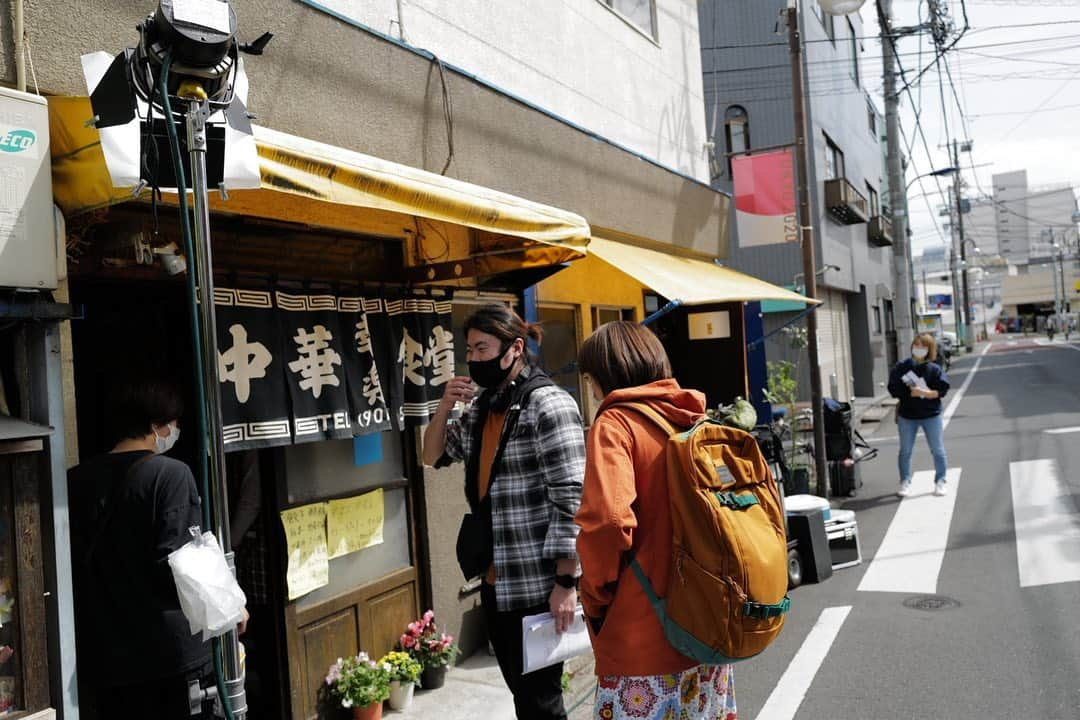 飯豊まりえさんのインスタグラム写真 - (飯豊まりえInstagram)「孤独のグルメチームが制作の 新しいテレ東のグルメドラマ  #ひねくれ女のボッチ飯  7月に地上波放送ですが  paraviにて 第一話、第二話が 本日、先行配信されました！ ぜひご覧くださいませ🍚♪  女性が一人で入りづらそうな お店に行っています！ ほんとご飯おいしかったなぁ、、 ごちそうさまでした！！  西川監督と たかせ監督が写り込んでます！」4月29日 16時02分 - marie_iitoyo