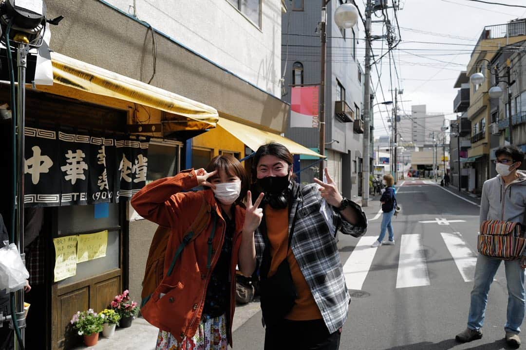 のインスタグラム：「孤独のグルメチームが制作の 新しいテレ東のグルメドラマ  #ひねくれ女のボッチ飯  7月に地上波放送ですが  paraviにて 第一話、第二話が 本日、先行配信されました！ ぜひご覧くださいませ🍚♪  女性が一人で入りづらそうな お店に行っています！ ほんとご飯おいしかったなぁ、、 ごちそうさまでした！！  西川監督と たかせ監督が写り込んでます！」