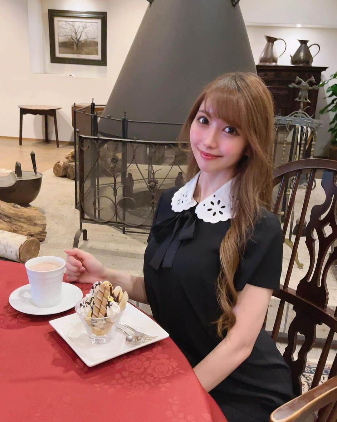 のインスタグラム：「. ラウンド後のデザートシリーズ🍨 . この日はチョコバナナサンデー🍌🍫 この後食事の予定だったので、軽めのものにしたよ〜！ チョコとバナナの組み合わせ最高！😋 . レストランがおしゃれでゴルフ場じゃないみたいだよね✨ . #ゴルフ女子#ゴルフ初心者#ゴルフ#ゴルフ好き#ゴルフ好きな人と繋がりたい#ゴルフウェア#ゴルフコーデ#スイーツ#デザート#チョコバナナ#成田ゴルフ倶楽部#redvalentino#golf#golflife#golfstagram#golfgirl#sweets」