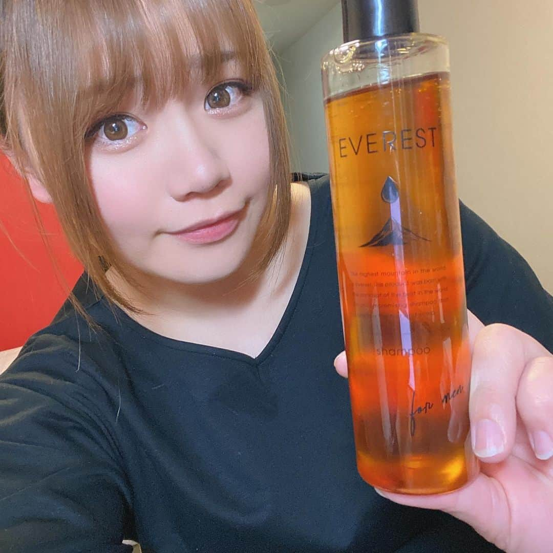 川﨑由意さんのインスタグラム写真 - (川﨑由意Instagram)「最近髪の毛がサラサラでいい感じなので、それをキープする為にエベレストさんのオールインシャンプーを使い始めてみました！﻿ ﻿ オールインワンなのに全くパサつかず、寧ろしっとりと髪に纏りとコシを与えてくれて、いつもよりヘアセットの時間が短縮されて朝が楽になりました！﻿ 香りも爽やかで女性も好きな香りでした✨﻿ 本来は男性向けに作られているのですが、頭皮も肌も繋がっているので、優しくマッサージしてあげると保湿効果とリフトアップ効果も感じられるので女性にもおすすめです😄﻿ これからどんどん紫外線が強くなっていくので、早めにケア出来てよかった！﻿ ​そして、今だけ30%オフキャンペーン実施中だそうです✨﻿ ​@everest_mens_official﻿ ﻿ ​#EVEREST#エベレスト#メンズシャンプー#pr#プロボウラー#おにぎりプロボウラー#pリーグ#pリーガー」4月29日 17時18分 - yui533