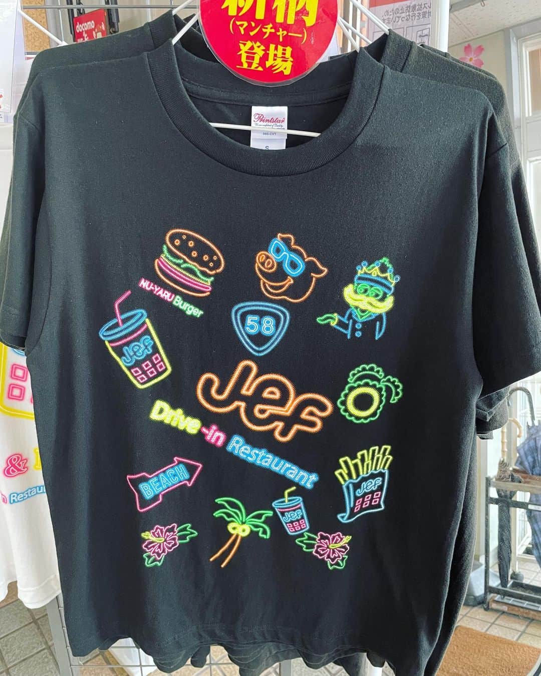 小川麻琴さんのインスタグラム写真 - (小川麻琴Instagram)「菊池さん( @kiku_tokyo )からずっと聞いていて、沖縄に行ったら絶対食べてみたかった「ぬーやるバーガー」🍔  ゴーヤとタマゴを使った沖縄ならではのハンバーガーは、噂通りとても美味しくてやみつきになる味でした🥺💕  ジェフのオリジナルTシャツも可愛いのばかりで、記念に一枚買ったよー😍  #mkcafe  #沖縄 #ジェフ沖縄  #ぬーやるバーガー  #絶品」4月29日 17時40分 - 1029_makoto