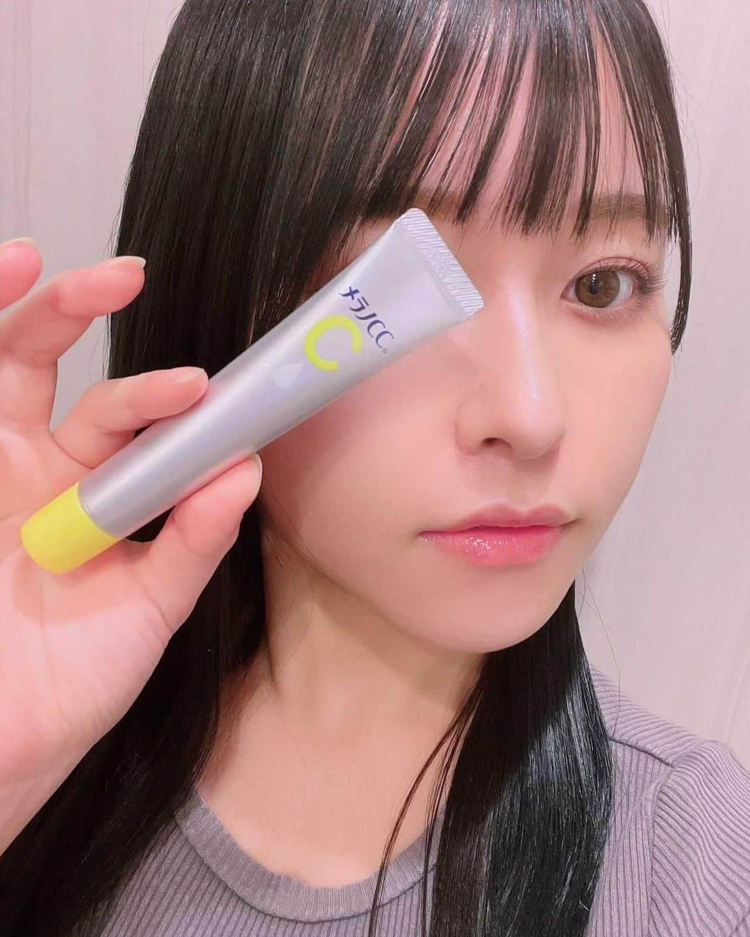 歩乃華（ほのらん）のインスタグラム：「昔ニキビ40個以上あったけどここまでマシになった！ 直接見たらボコボコしてるところあるけど🤧 鏡見るのしんどい時期もあったな😢  前も使ってたメラノCC🥰 ピュアビタミンC（活性型ビタミンC）とビタミンE誘導体配合美容液💕 ニキビ予防ができて ビタミンCが素早く肌に浸透してくれるらしい💙 殺菌成分配合で新しいニキビが出来にくくなったと思う！ 気になった人は、ぜひこのシリーズを使ってみてください🥰  #ロート製薬_PR #メラノCC #メラノCC美容液 #ビタミンC美容液 #プチプラスキンケア #ニキビ #美白ケア #塗るビタミンC」