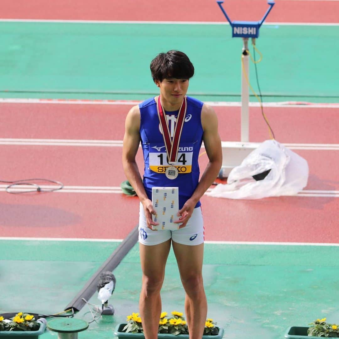 泉谷駿介のインスタグラム：「織田記念13.33🥈 大雨なのに着替え忘れてミズノさんに助けて貰いました。ありがとうございます。 その時点で自分は負けは決まってたかもしれないですね。 #オリンピック標準13.32 #今回13.33 #胸筋足りませんでした。」