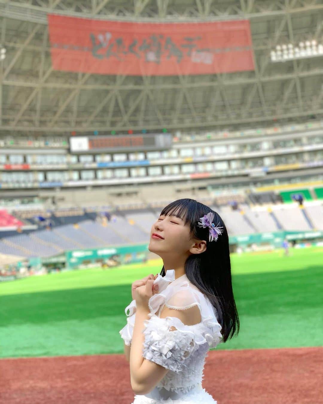 田中美久さんのインスタグラム写真 - (田中美久Instagram)「#どんたく博多デー  花束贈呈という貴重な経験をさせて頂きました！！！！💐✨✨  真砂選手に花束を贈呈させて頂いたんですがホームランを打って、本当に感動しました！！！！✨✨  2018年の東京ドームで鷹の祭典にて始球式を務めさせて頂いた時、初めて野球観戦が出来たんですがその時の試合がずっと目に焼き付いていて今日PayPayドームで久しぶりに試合を観ることができて本当に嬉しかったです✨✨  #原口あきまさ　さん #池田親興　さん #坂口理子　ちゃんと場内生ラジオもさせて頂きました！  途中でグッズを買いに行って紹介したりなどしました！  試合中の演出にも出させて頂き、今日は貴重なありがたい経験をさせて頂き光栄です😌  会場が本当に暖かかったです☺️  #PayPayドーム #ソフトバンクホークス #勝ったばい #どんたく博多デー2021」4月29日 18時13分 - mikumonmon_48