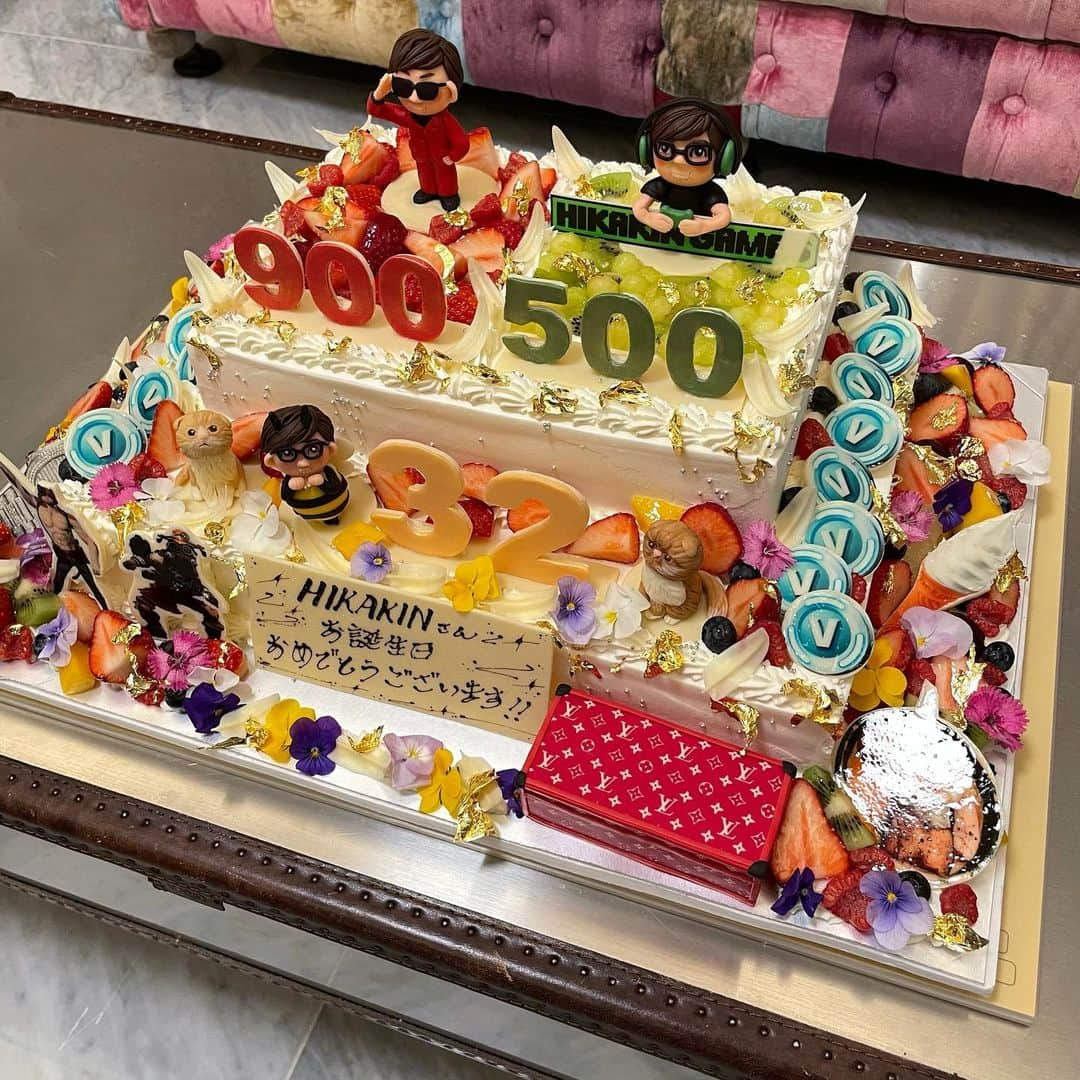 HIKAKINさんのインスタグラム写真 - (HIKAKINInstagram)「32歳になりました😎🎂🎉 30代ブイブイ言わせていきます😤👊 自分のチームがケーキで祝ってくれました😭✨🙏」4月29日 18時27分 - hikakin