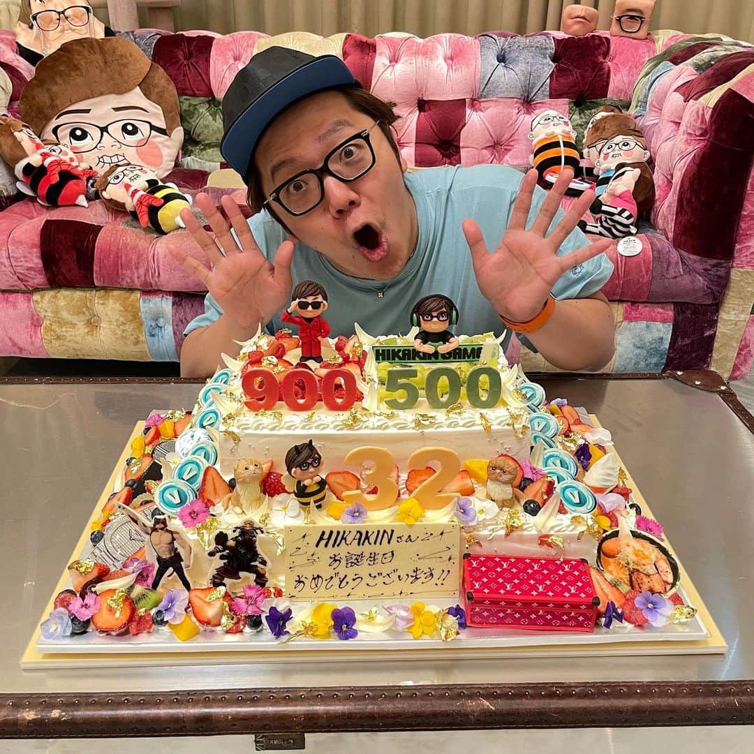 HIKAKINのインスタグラム：「32歳になりました😎🎂🎉 30代ブイブイ言わせていきます😤👊 自分のチームがケーキで祝ってくれました😭✨🙏」