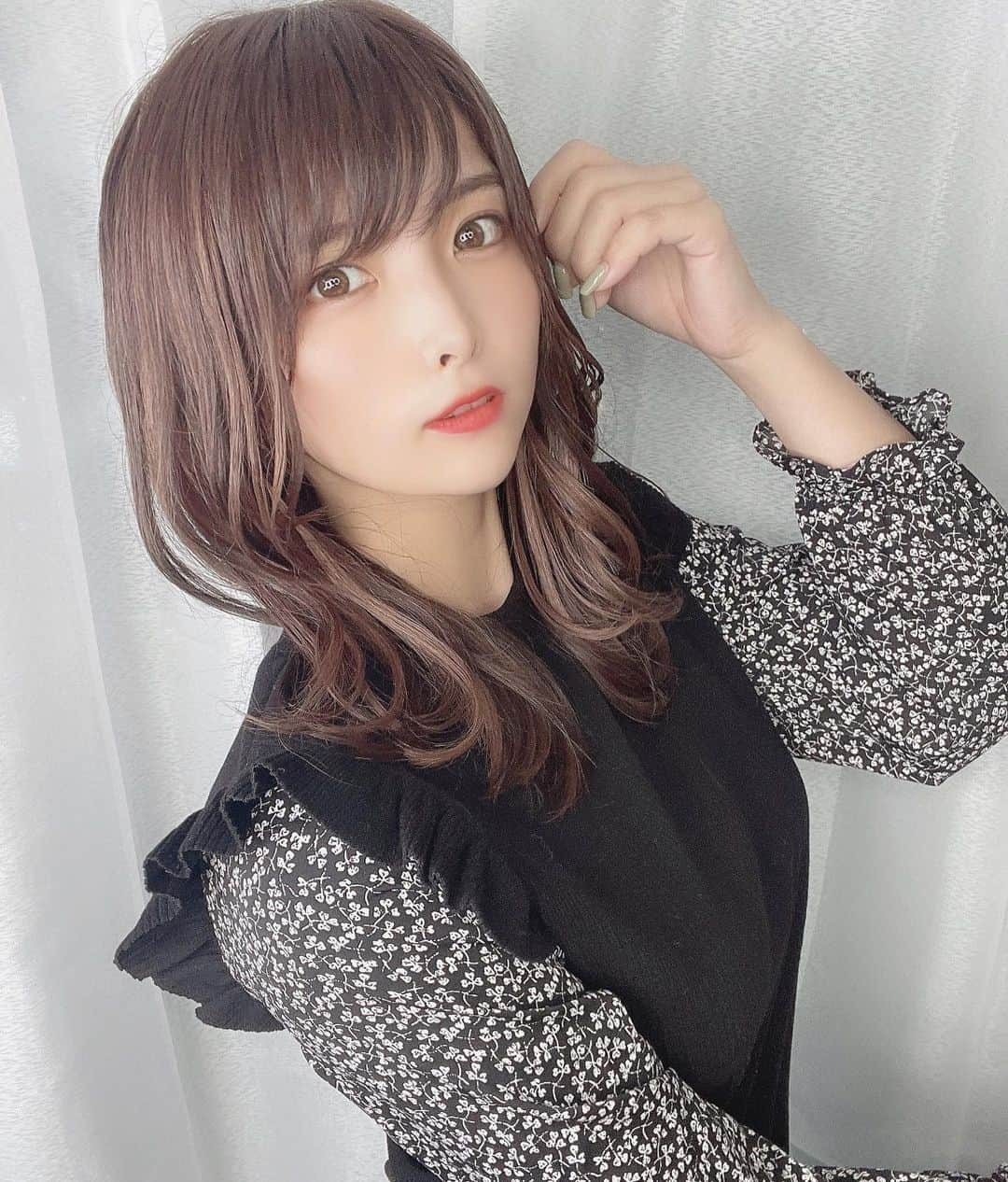 ききまるさんのインスタグラム写真 - (ききまるInstagram)「hair change💇🏻‍♀️ . ロングからミディアムに❤︎ .  @felice_junpei  . .  #ミディアムヘア #エクステ　#シールエクステ #エクステアレンジ #ヘアチェンジ　#イメチェン　#モテ髪 #韓国ヘア #韓国風ヘア #外巻き #ゆる巻き　#自分磨き　#垢抜け #垢抜ける方法 #垢抜けヘア #垢抜けたい #垢抜け方法 #自分磨き投稿 #自分磨き頑張る #美容院　#美容院行ってきた #美容院帰り #美容院day #韓国レイヤー #韓国スタイル　#韓国カット　#韓国レイヤーカット」4月29日 18時22分 - kikigram_97