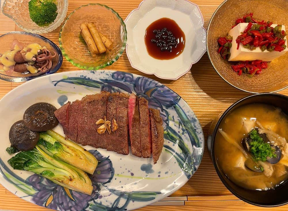 島本真衣さんのインスタグラム写真 - (島本真衣Instagram)「今日は29日で肉の日ですね✨ スーパーでお肉がお買い得だったので自宅で焼いて食べました😋 皆さんもそろそろ夕飯の時間でしょうか？  #肉の日 #肉 #青梗菜 #しいたけ #しじみのお味噌汁 #ホタルイカ #新ごぼう #ブロッコリー  #冷奴 #ししとう #赤ピーマン #お腹いっぱい」4月29日 18時23分 - mai_shimamoto_ex