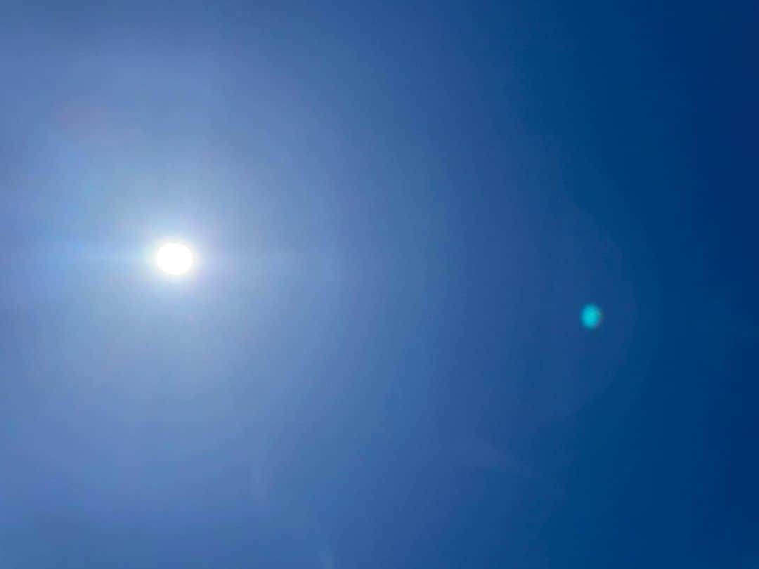 梶田冬磨のインスタグラム：「ご報告です。  4月22日  16時25分 予定日よりも早く、無事娘が産まれてきてくれました☺︎☺︎  母子共に健康で、本当に良かったです。 . 初めての事でしたが、 妻のなのかは本当に最初から最後まで頑張ってくれました。 このコロナ禍という事もあり、 思うような事もできなければ、全く病院には入れずで、本当に悔しいです。 そんな状況下の中で、頑張ってくれた、なのかに感謝しかありません。 . 命をかけて産んでくれた、新しい命を、 命をかけて守っていきます。☺︎☺︎ . この子が産まれてきてくれた日の、天気が快晴過ぎた思い出。 家族3人新しいスタート。 これからも何卒、応援の方よろしくお願い致します。」