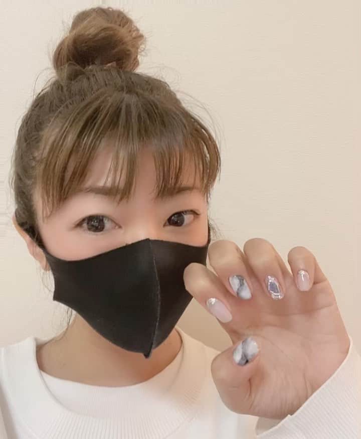 矢代梢のインスタグラム：「ネイルがとーっても可愛く仕上がってご機嫌🥳 いつもありがとうございます❤️❤️ #new #ネイル #nail #シルバー #ニュアンス #メタリックネイル #スクエアネイル #三軒茶屋 #risroom」
