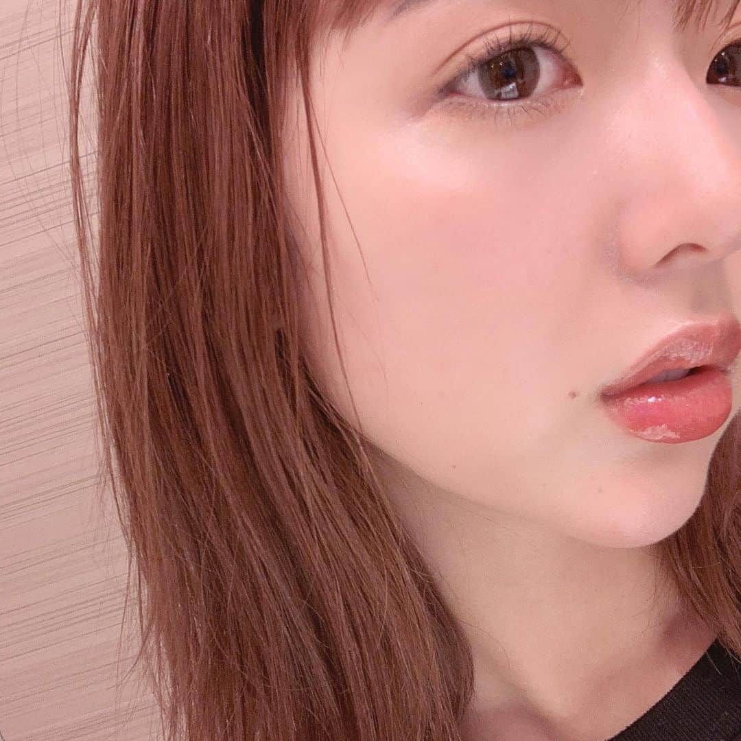 和田まあやのインスタグラム：「💋✨💘 1年くらい前にメイクさんが使っててそれから私も使い始めた お気に入りのリップセラム✨ ムチッとした唇になるのっ❣️  私はリップによってすぐ皮剥けたりするからこれを塗ってます^ ^  （マットタイプのリップとは相性良くないかもだけどうるうるプルプル好きにはかなりグッド💖）」