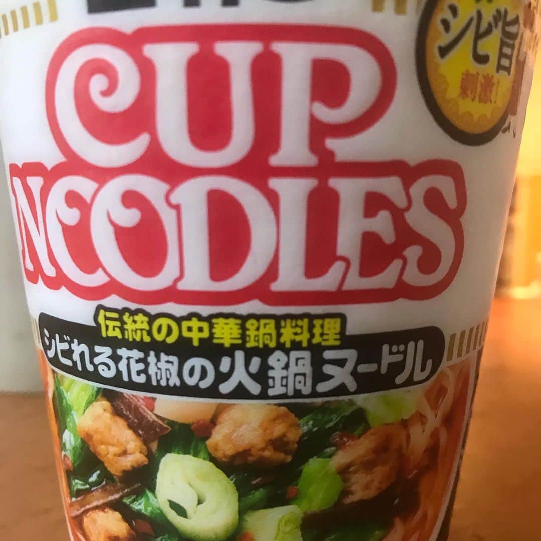 山下しげのりのインスタグラム：「カップヌードルの火鍋が本格すぎる味で最高！ 麺を食べた後に残った汁をフライパンに入れて豆腐を加えてとろみをつけて麻婆豆腐丼にしたらめっちゃ美味かったです！ただの本格マーボー #カップヌードル　#カップヌードル火鍋　#麻婆豆腐　#麻婆豆腐丼」