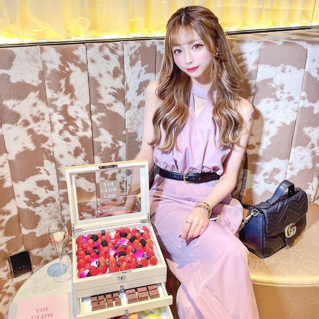 あやちゃんさんのインスタグラム写真 - (あやちゃんInstagram)「今日は少数限定でのTKレセプションパーティーに招待していただき行ってきました😊 内装がリニューアルされてて高級ホテルのような大人な雰囲気でとても良かったです✨ ハイブランドのコスメやヘアアイロンも無料で使えました☺️ 新しく出来た女性専用エリアは 広いソファー席だから友達とゆっくり楽しめます🍓✨  4/29.30.5/1がリニューアルオープンパーティーみたいです🥰  #レセプションパーティー  #レセプション  #渋谷 #渋谷カフェ  #アフタヌーンティー #アフタヌーンティー巡り #東京カフェ #tknc #TKNIGHTCLUB #渋谷クラブ #ナイトクラブ #tk渋谷 #shibuya #今日のコーデ」4月29日 18時53分 - aya.you.love.r