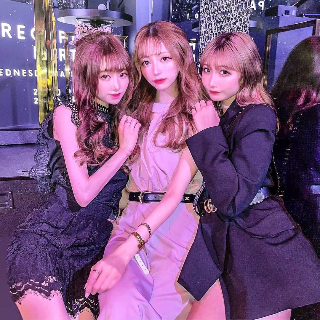 あやちゃんさんのインスタグラム写真 - (あやちゃんInstagram)「今日は少数限定でのTKレセプションパーティーに招待していただき行ってきました😊 内装がリニューアルされてて高級ホテルのような大人な雰囲気でとても良かったです✨ ハイブランドのコスメやヘアアイロンも無料で使えました☺️ 新しく出来た女性専用エリアは 広いソファー席だから友達とゆっくり楽しめます🍓✨  4/29.30.5/1がリニューアルオープンパーティーみたいです🥰  #レセプションパーティー  #レセプション  #渋谷 #渋谷カフェ  #アフタヌーンティー #アフタヌーンティー巡り #東京カフェ #tknc #TKNIGHTCLUB #渋谷クラブ #ナイトクラブ #tk渋谷 #shibuya #今日のコーデ」4月29日 18時53分 - aya.you.love.r