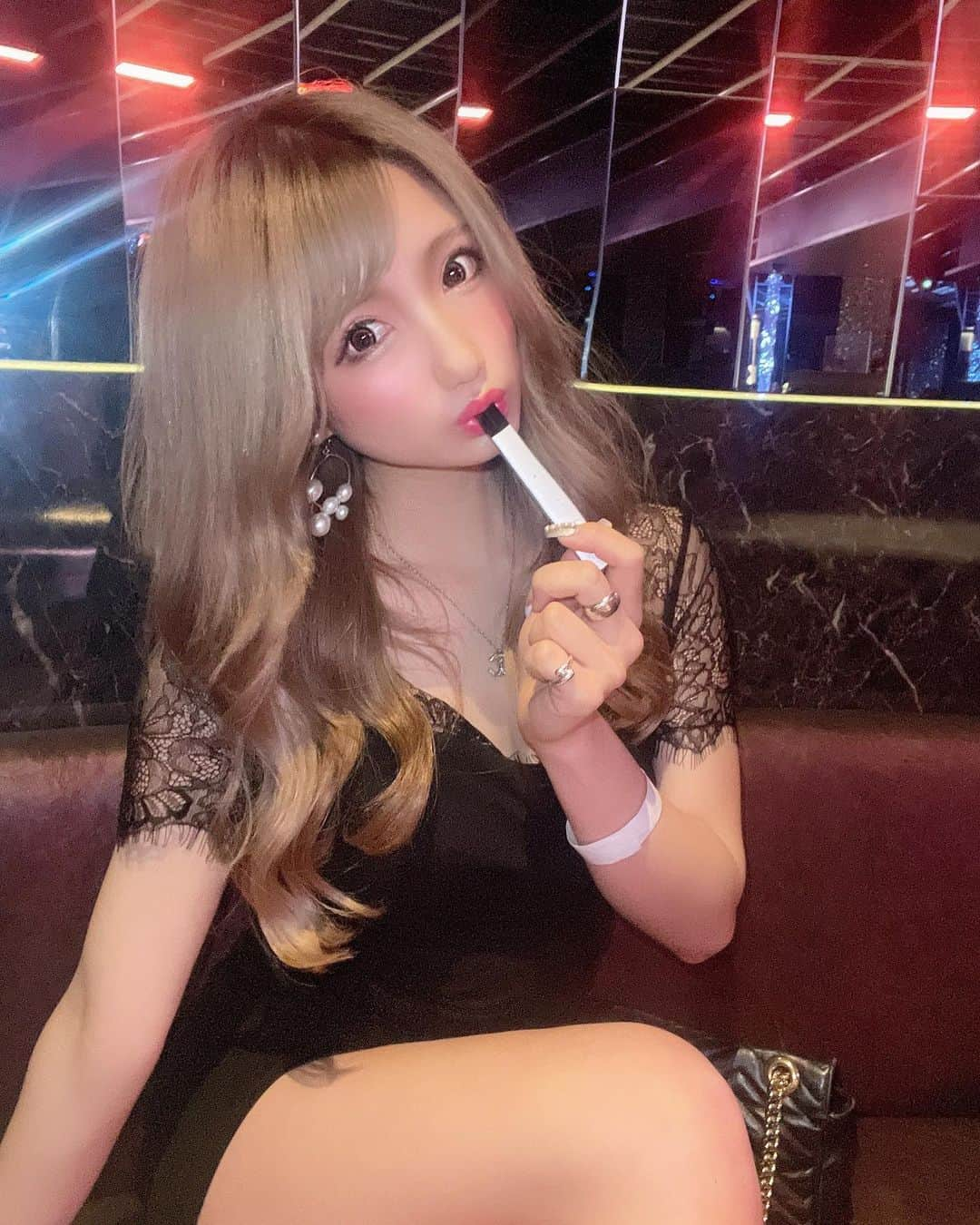 まゆぴちゅーさんのインスタグラム写真 - (まゆぴちゅーInstagram)「禁煙🚭減煙したい方必見🥺💓✨！！！！！！﻿ ﻿ ニコチン・タール・タバコ臭ゼロの﻿ 『Dr.Stick』という電子タバコを頂いたの♡﻿ ﻿(吸ってる動画も3枚目にあるよん😎)  わたしってまじでタバコ吸わない人だけど﻿ なんか見た目的なイメージなのか、﻿ “タバコ吸ってそう”って言われるのね。笑笑﻿ ﻿ だからか、﻿ ﻿ 「禁煙する方法ありますか？」とか﻿ 「電子タバコとか何吸ってますか？」って﻿ 聞かれることちょいちょいあって（笑）﻿ ﻿ そんな方にもガチおすすめできるの見つけた💓﻿ ﻿ 喫煙してる友達が、﻿ 『まじで今これでタバコやめられてる！🚭』﻿ ﻿ って同じやつ持ってて言ってた🙊♡！﻿ ﻿ ﻿ まゆももらって吸ってみたらかなりお口の中﻿ スッキリする感じでいい香りのフレーバーで♡﻿ コンパクトでスタイリッシュだから﻿ ファッションの一部としても使えるなぁって🌺﻿ ﻿ ぜひ気になる方は見てみてね😈💋﻿ ﻿ ➯➱➩ @dr.stick_official  ﻿ ﻿ ﻿ #ドクタースティック #drstick #電子タバコ #水蒸気タバコ #禁煙 #節煙 #ベイプ #オシャレ #窪塚洋介 #清春 #vape好きな人と繋がりたい  #今日もvapeが美味い #おしゃれアイテム  #ハイトーンカラー #くびれ巻き #ギャル #ぎゃる #ブラックコーデ #パーティーコーデ #タイトワンピース」4月29日 18時57分 - mayu_03pichu