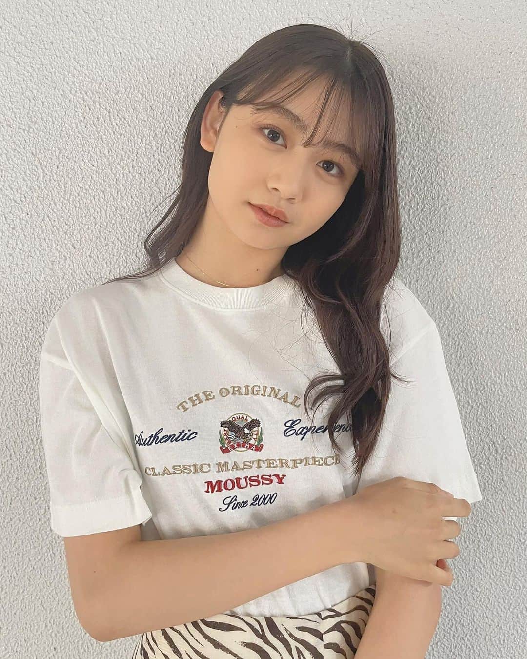 安村真奈のインスタグラム：「ゴールデンウイーク☺︎ 今年も家で過ごします🤍  #安村真奈 #tシャツコーデ #jk2 #ゴールデンウイーク」