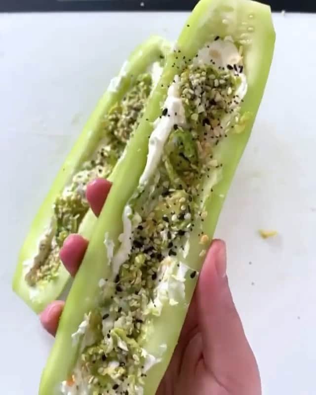 Sharing Healthy Snack Ideasのインスタグラム：「_This is such a delicious low-carb snack that takes me 5 mins (or less!) to make.🤗 by @realbalanced . .⠀⠀⠀⠀⠀⠀⠀⠀⠀ Ingredients: Cucumber, skin-on or peeled Cream cheese Mashed avocado Salt-Free Everything Bagel Seasoning  Flakey sea salt  ⠀⠀⠀⠀⠀⠀⠀⠀⠀ . . .」