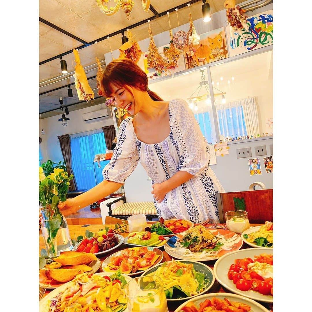 スザンヌさんのインスタグラム写真 - (スザンヌInstagram)「そしてせっかく @and_classy 並べたから パーティー料理も作ってみた🍳💕 （急にやる気スイッチ）  枕崎のカツオで#カツオのカルパッチョ したり←🐟美味しすぎた🤤 #ブラッタチーズのカプレーゼ  #生ハムチーズ  #天草大王 ←いただきもの🙏とパプリカのレモンソース炒め #コブサラダ  あとはさきちゃんが冷製パスタとじゃがいもポタージュ、アボカドレモン作ってくれた🥑🍋（美味しい幸せ）  食後のデザートは @sweetslabobongout の #天然塩キャラメルバウムクーヘン  天草のお塩のバームクーヘン🧂にアイスコーヒー。  わたしは作り出す前から飲んで🍷 ずーっと楽しくて子どもたちももりもり食べてくれて、 お家でパーティー気分味わうのも、いいですね☺️❤️」4月29日 21時51分 - suzanneeee1028