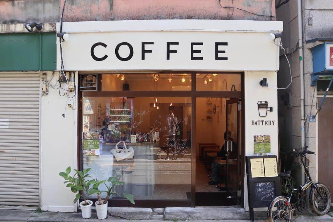 石井輝明さんのインスタグラム写真 - (石井輝明Instagram)「町屋。 大宮4ステとかまいったーTVありがとうございました。 お疲れ様でしたという一日。  #battery #cafe #coffee #カフェ #喫茶店 #東京カフェ #町屋カフェ #カフェ芸人 #日暮里のvanerさんで働いてた方のお店 #オープンおめでとうございますなやつ #とりあえずお腹が減った #また明日 #明日はカフェちゃん更新日 #先に謝っておきます #めちゃくちゃなんで #しかも長いんで #何卒よろしくお願いします」4月29日 21時54分 - comandanteishii