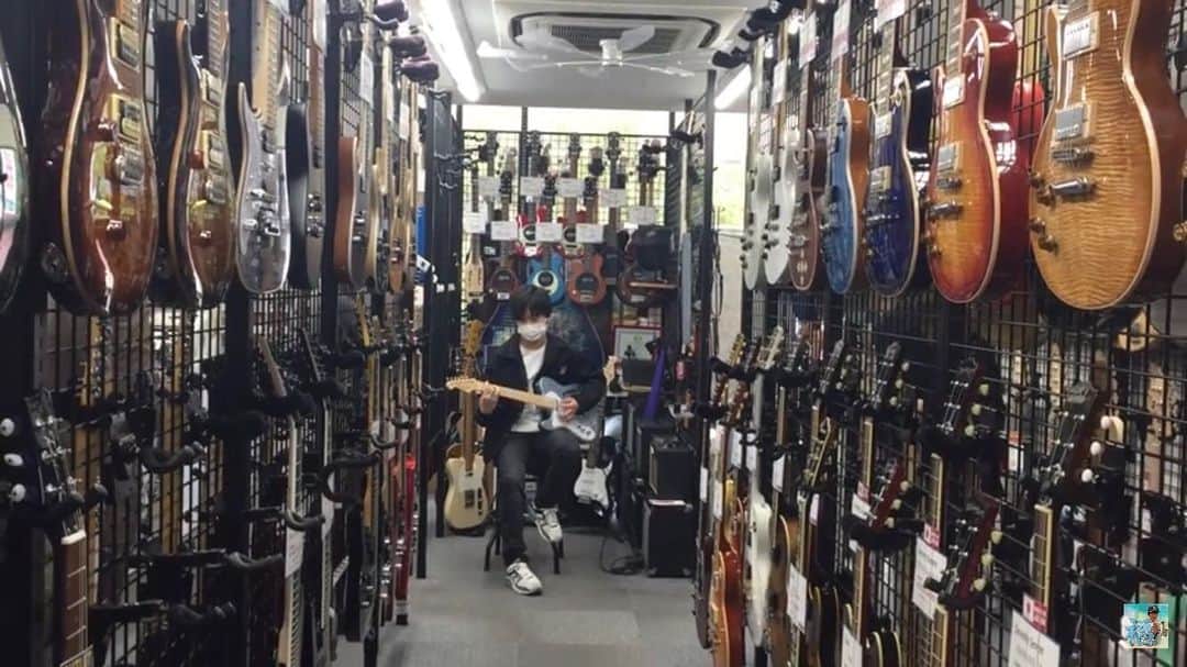 鈴木福さんのインスタグラム写真 - (鈴木福Instagram)「ギターにハマってます！ この間YouTubeで、レフティギター専門店に行ってきた時の写真！  左利きだと数が少ないけど、専門店なので品揃いが豊富でめちゃ楽しかったです！！  ギター上手くなりたい。  #ギター#左利き#レフティギター#YouTube#鈴木福チャンネル#谷口楽器」4月29日 22時00分 - s_fuku_te