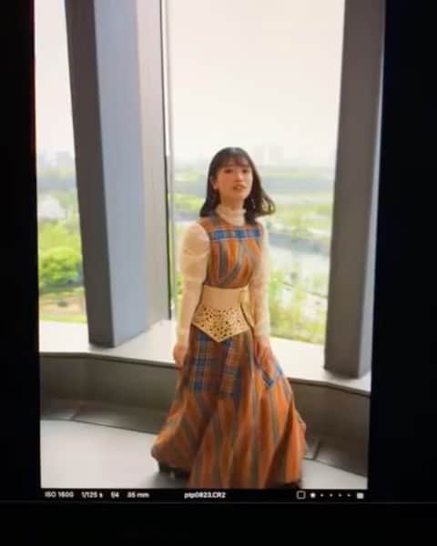 美山加恋のインスタグラム：「今日の撮影の様子…☺︎  photo by @tamamuraketa_photooffice  ・ワンピース @atsushi.nakashima @the.pr_  ・コルセット @aoiwanaka.official  ・アクセサリー @joueteofficial」