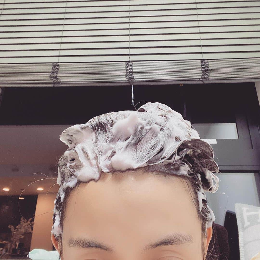 田中理恵さんのインスタグラム写真 - (田中理恵Instagram)「お家でヘアカラー🙃🙃 ついに自分で😳🤭 子供が寝た後に…😂🎨  泡カラーうまくいきますように。  落ち着いたら、ちゃんと美容院行きます‼︎‼︎😭❤️ ドラマ見てたら…時間おきすぎたぁぁぁぁぁ🤭🤭🤭🤭  #泡カラー」4月29日 22時24分 - riiiiiie611