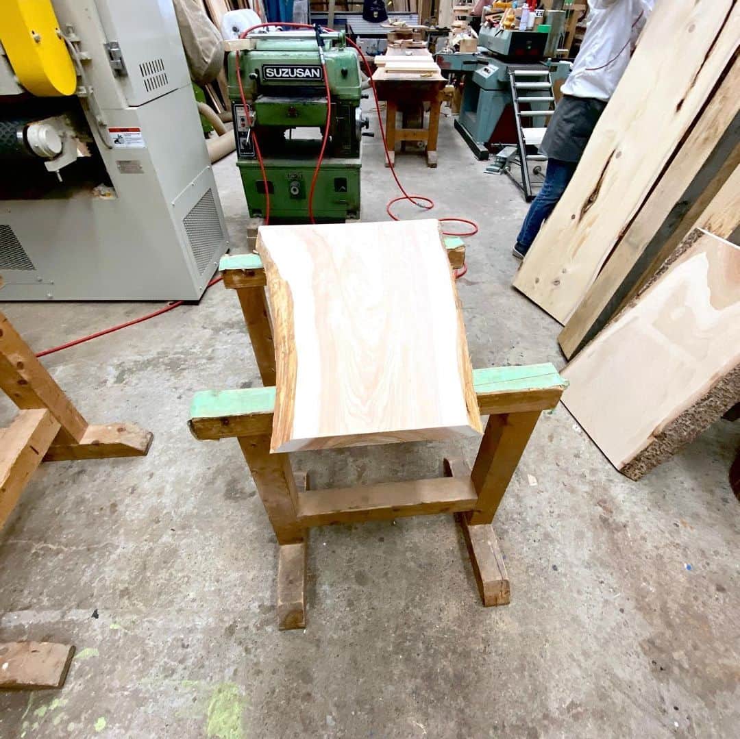 加藤理恵さんのインスタグラム写真 - (加藤理恵Instagram)「思っていた通りのテーブルになった🤤✨  最初の木選びに時間かかったけど、ちゃんと愛せる形を見つけられてどこにもないテーブルになりました♡  せっかくの檜だけど、周りの家具と合わせるために塗装。 裏面は薄く塗ったから、かすかに檜の香りが生き残ってくれた！！ . . . #手作りテーブル #手作りインテリア #diy #diy女子 #アイアン家具 #一枚板テーブル #一枚板 #1枚板 #diy家具 #日曜大工 #日曜大工女子 #ヒノキの香り」4月29日 22時33分 - vivi_729