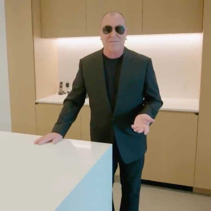 カリーヌ・ロワトフェルドのインスタグラム：「Same same @michaelkors 💕」