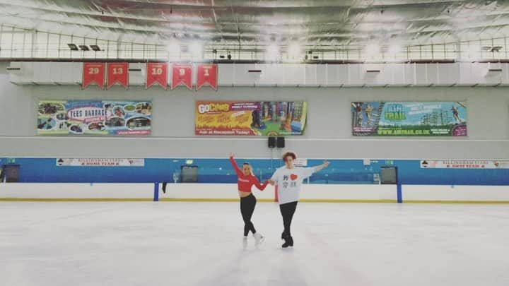 エイミー・ティンクラーのインスタグラム：「International dance day 💃🏻 I miss dancing with you @joejohnsonice 😢  #doi #DancingonIce」