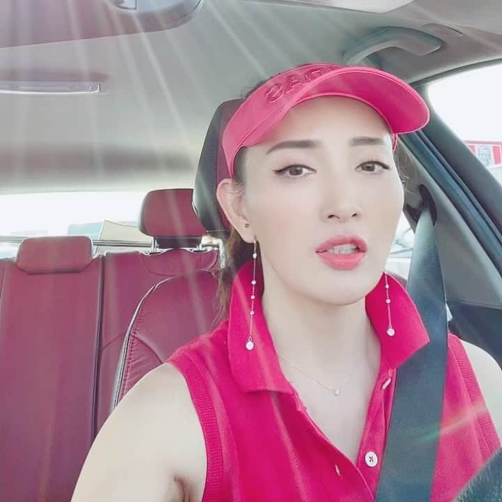 マキろんのインスタグラム：「ヒロを迎えに行く途中の車内にて🎶 大好きな人を迎えに行くときの ご機嫌さがやばいな😂💖  #これから  #⛳️ #同級生  #親友  🎵曲🎵 music by ashniko deal with it #ashnikko  #dealwithit   #山内智恵#マキろん#japanesegirl  #follow#followforfollowback #fashion #fashiongram  #ootd #ゴルフ女子 #⛳️ #ゴルフウェア #adidas #ミニスカート  #markandlona #calloway #golf#岡山国際ゴルフ倶楽部 #pgm #お迎え #車内」
