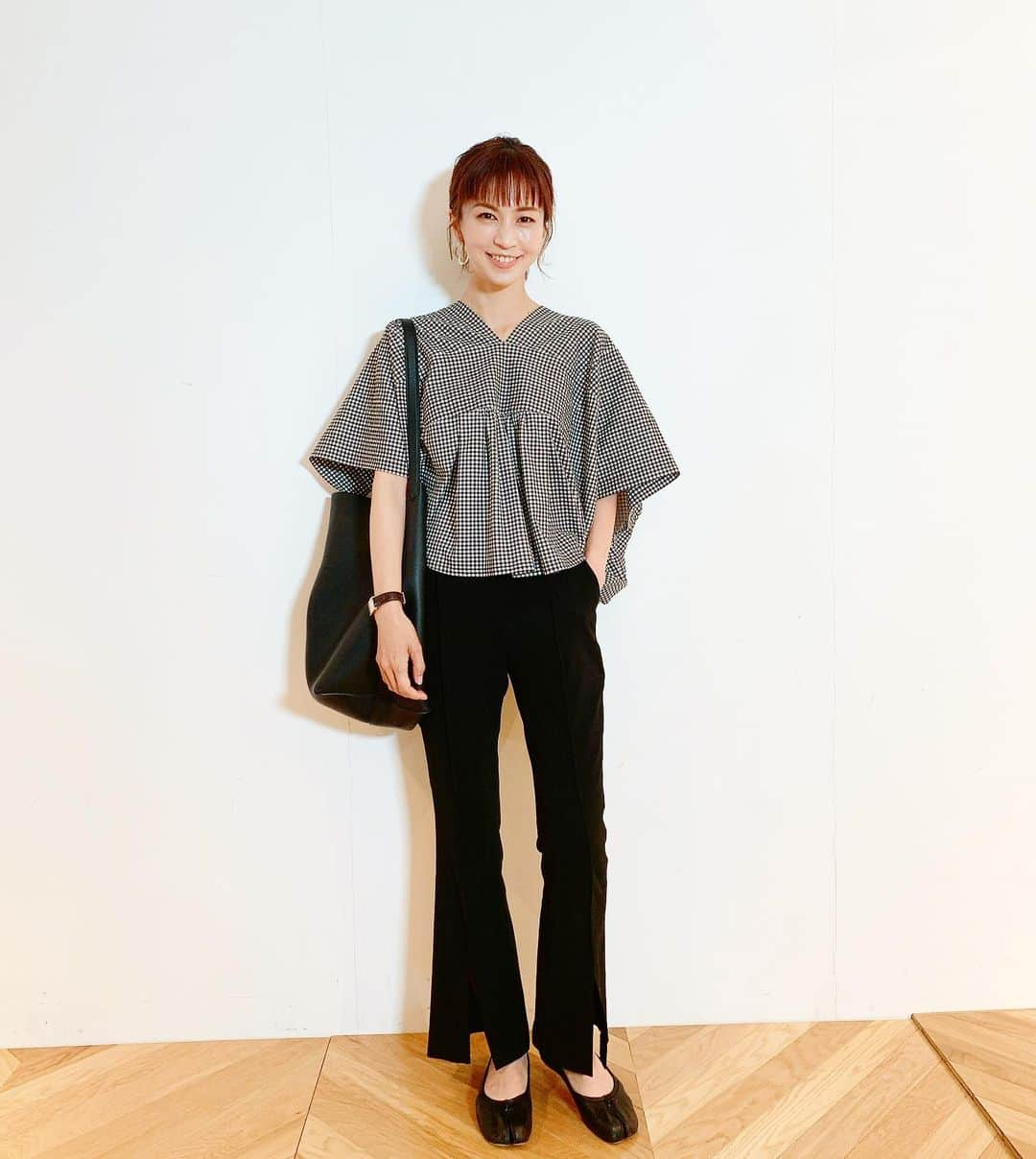 安田美沙子さんのインスタグラム写真 - (安田美沙子Instagram)「いつかの私服。 tops... @akte_official  pants.. @coel.official  bag.. @therow  shoes.. @maisonmargiela   #ootd #私服　#みさこファッション  2枚目は社長の風格の息子。笑 すぐにパパとバトンタッチしたけど、かなり久々にお仕事場に来ました✨ お兄ちゃんがオモチャ貸してくれたんだよね☺️🤍」4月29日 23時09分 - yasuda_misako