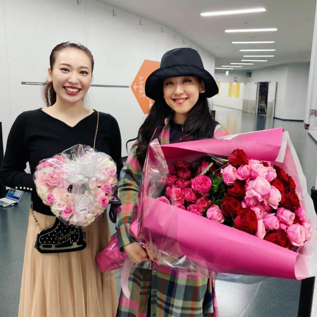 林渚のインスタグラム：「浅田真央サンクスツアー千秋楽公演が終わりました。 真央さんをはじめ、スケーター、ツアー関係者の方々、サンクスファンの皆さまには3年間大変お世話になり、本当にありがとうございました。 全国各地へ感謝と幸せをお届けするツアーでしたが、私もツアーを通してたくさんの幸せをいただきました。 選手時代には将来自分が浅田真央さんのアイスショーに出ているとは想像もしていなかったですし、競技会とは違った喜びがありました。 私の人生の中で最も輝いていた3年間であり、第2の青春というか、青春時代よりも青春を感じられるものでした☺️ 感謝の気持ちでいっぱいです。 この素晴らしい経験と誇りを胸に今後の人生も明るく実りあるものにしていきたいです。 また、真央さんから教えていただいたこと、ツアーを通じて学んだことを今度は後世のスケーター達に繋げていきたいです！ 3年間ありがとうございました。  #maotour #maoasada #iceshow #figureskating #浅田真央サンクスツアー #浅田真央 さん #アイスショー #フィギュアスケート #全国ツアー #感謝 #ありがとう #幸せ #千秋楽 #ラスト #ファイナル #横浜アリーナ #横アリ #公演」