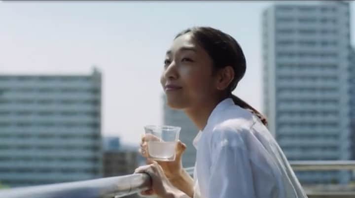 関根祥子のインスタグラム：「いつでも思いっきり動ける準備はしておこう！  みんなで元気でいないとね。 大人って長いよね😌  今までやってきてるＣＭも全て思い出として回想されてしみじみ。。。 携われて嬉しいなぁ  サクラちゃんのネイル担当させてもらってます。  サクラちゃんの髪型遍歴も注目☺️そして佐久間由衣ちゃんも出てるよー🤍うっれしー！  #ionwater」