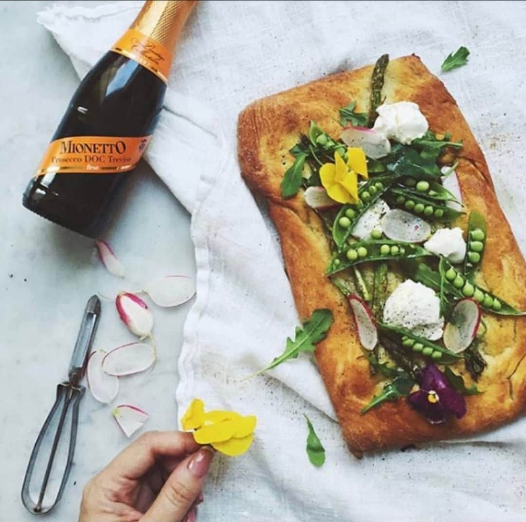 Mionetto Prosecco Sverigeさんのインスタグラム写真 - (Mionetto Prosecco SverigeInstagram)「Den perfekta vårpizzan parar du ihop med Mionetto Prosecco!⁠ ⁠ #morethanjustprosecco」4月30日 0時01分 - mionetto_se