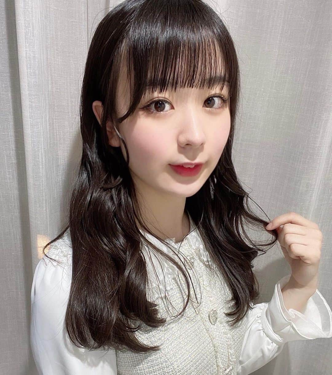 高田ももさんのインスタグラム写真 - (高田ももInstagram)「. 高田ももは今年で2回目の4月29日を迎えました🍑 . あの頃を思い出すと本当に何も知らない自分を応援して頂けてさらに今も応援して頂けて本当に幸せです！ ありがとう . 無知って怖いなと思う反面、無知だからこそあの頃は無邪気になにも考えずにステージに立っていました . 今は背負うものが少しできたからどうしたら自分もみんなも楽しめるか日々考えながらステージに立っています . そんな毎日が幸せです . かしこ . #高田もも #かしこってなに #かしこ #かみやど #ひらがなかみやど #instagood #instagram #cachecache #美容院 #美容室 #表参道 #ワンピース #whiteoutfit #White #おくれ毛 #前髪 #アイドル前髪 #巻き髪 #あいどる #アイドル #idol #japaneseidol #量産型コーデ」4月30日 0時00分 - momo_yubi