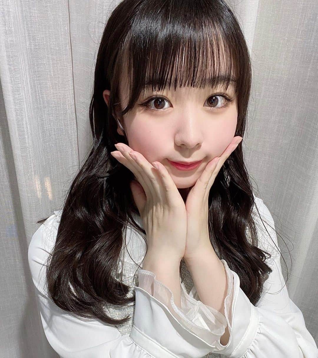 高田ももさんのインスタグラム写真 - (高田ももInstagram)「. 高田ももは今年で2回目の4月29日を迎えました🍑 . あの頃を思い出すと本当に何も知らない自分を応援して頂けてさらに今も応援して頂けて本当に幸せです！ ありがとう . 無知って怖いなと思う反面、無知だからこそあの頃は無邪気になにも考えずにステージに立っていました . 今は背負うものが少しできたからどうしたら自分もみんなも楽しめるか日々考えながらステージに立っています . そんな毎日が幸せです . かしこ . #高田もも #かしこってなに #かしこ #かみやど #ひらがなかみやど #instagood #instagram #cachecache #美容院 #美容室 #表参道 #ワンピース #whiteoutfit #White #おくれ毛 #前髪 #アイドル前髪 #巻き髪 #あいどる #アイドル #idol #japaneseidol #量産型コーデ」4月30日 0時00分 - momo_yubi