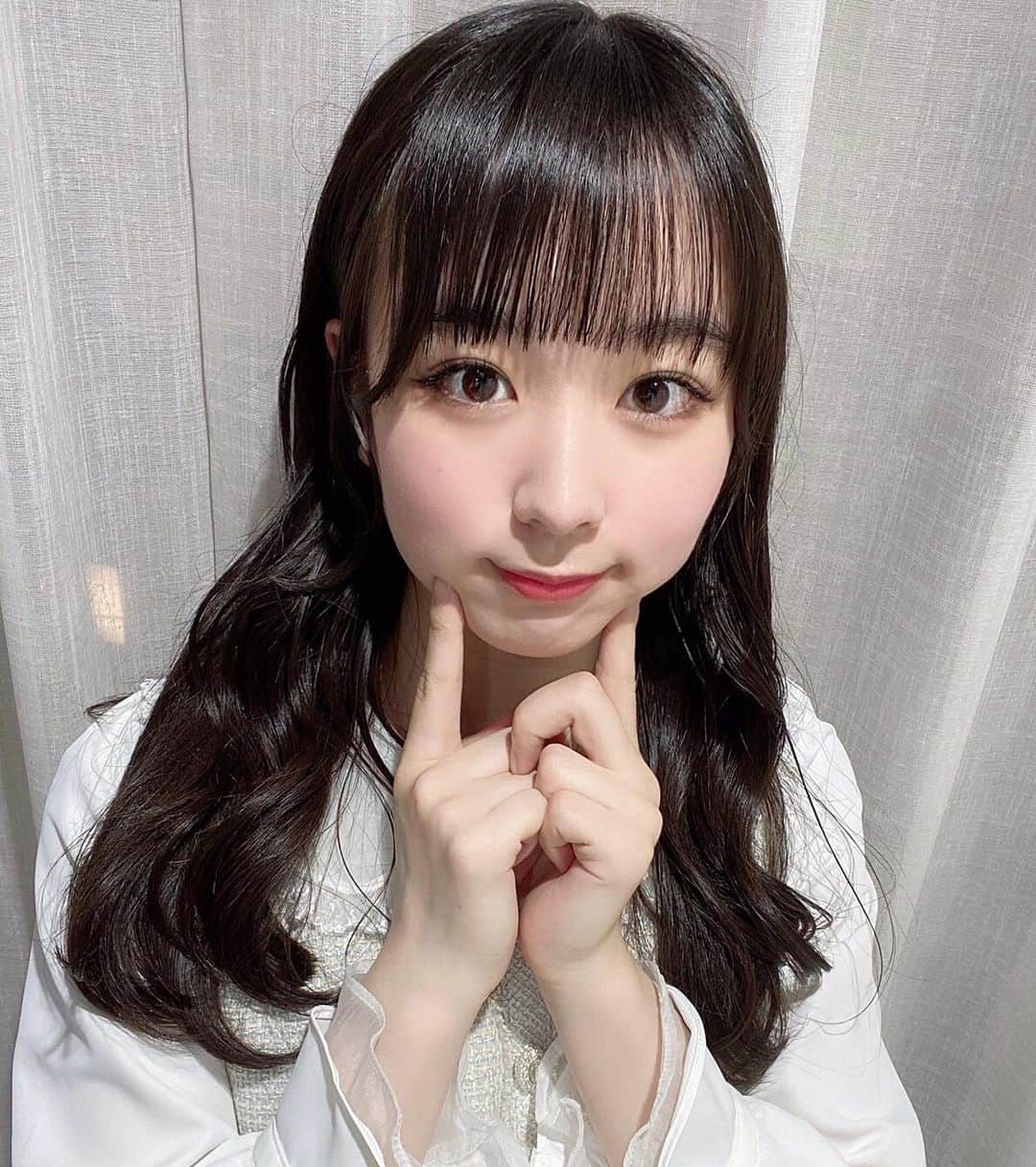 高田ももさんのインスタグラム写真 - (高田ももInstagram)「. 高田ももは今年で2回目の4月29日を迎えました🍑 . あの頃を思い出すと本当に何も知らない自分を応援して頂けてさらに今も応援して頂けて本当に幸せです！ ありがとう . 無知って怖いなと思う反面、無知だからこそあの頃は無邪気になにも考えずにステージに立っていました . 今は背負うものが少しできたからどうしたら自分もみんなも楽しめるか日々考えながらステージに立っています . そんな毎日が幸せです . かしこ . #高田もも #かしこってなに #かしこ #かみやど #ひらがなかみやど #instagood #instagram #cachecache #美容院 #美容室 #表参道 #ワンピース #whiteoutfit #White #おくれ毛 #前髪 #アイドル前髪 #巻き髪 #あいどる #アイドル #idol #japaneseidol #量産型コーデ」4月30日 0時00分 - momo_yubi