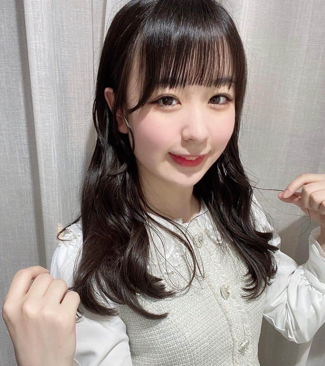 高田もものインスタグラム：「. 高田ももは今年で2回目の4月29日を迎えました🍑 . あの頃を思い出すと本当に何も知らない自分を応援して頂けてさらに今も応援して頂けて本当に幸せです！ ありがとう . 無知って怖いなと思う反面、無知だからこそあの頃は無邪気になにも考えずにステージに立っていました . 今は背負うものが少しできたからどうしたら自分もみんなも楽しめるか日々考えながらステージに立っています . そんな毎日が幸せです . かしこ . #高田もも #かしこってなに #かしこ #かみやど #ひらがなかみやど #instagood #instagram #cachecache #美容院 #美容室 #表参道 #ワンピース #whiteoutfit #White #おくれ毛 #前髪 #アイドル前髪 #巻き髪 #あいどる #アイドル #idol #japaneseidol #量産型コーデ」