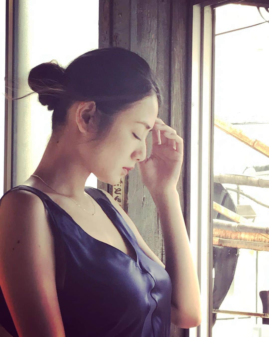 片山萌美のインスタグラム：「雨の日は考えすぎたりするので むしろストレス発散のお掃除をして 部屋も心もスッキリするのです💠  #雨の日 #moemikatayama  #自然のなかで微睡んで」