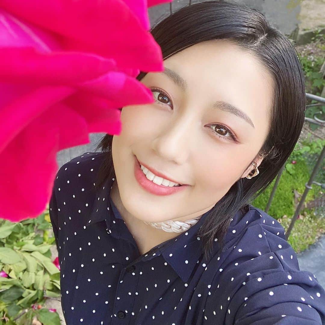 のインスタグラム：「.  祖母の薔薇と🌹 ✧˖°⌖✧˖°  #春 #spring #庭 #garden #祖母 #grandmother #花 #flower #薔薇 #rose #ガーデンアーチ #gardenarch   #早瀬英里奈 #erinahayase  #erina」