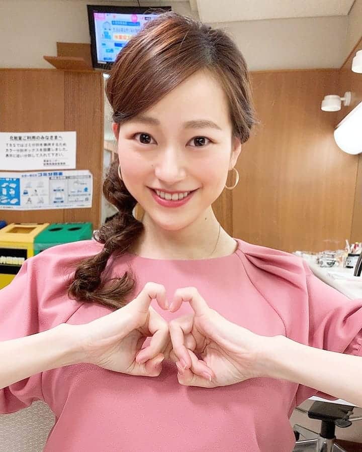 TBS「はやドキ！」のインスタグラム：「金曜日メンバーから﻿ こんな写真が届きました😊﻿ ﻿ はやドキポーズの💓マーク﻿ それぞれ個性が出てますね！﻿ ﻿ ﻿ 皆川﻿ ﻿ ﻿ #金曜日﻿ #金井憧れ﻿ #山形純菜﻿ #渡部峻﻿ #アナウンサー﻿ #よなおまほ﻿ #與猶茉穂﻿ #気象予報士﻿ #はやドキ﻿ #tbs」