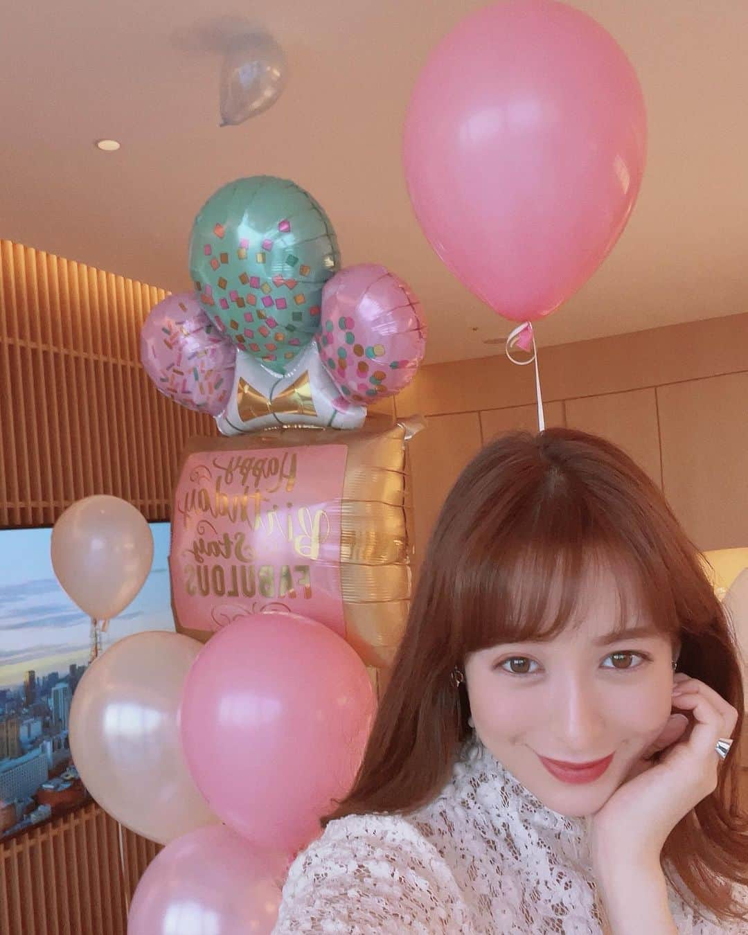 野崎萌香さんのインスタグラム写真 - (野崎萌香Instagram)「My Birthday 🎂  少し前に誕生日のお祝いで大好きな @toranomonedition  ホテルにお泊まりしました🌙🏨🥂  お部屋に着くと沢山の可愛いバルーンで 飾りつけが為されていて、 @aimerofficial_ の 私をイメージして色を選んでくださったバルーンたちだそうで...🥺✨  嬉しくて泣きそうに...🥲❤️✨  @toranomonedition のstaffの皆様の 心のこもったホスピタリティ溢れる おもてなしに感動のHotel stayでした....🦩🎈  本当にありがとうございました🦄💗」4月30日 1時34分 - moeka_nozaki