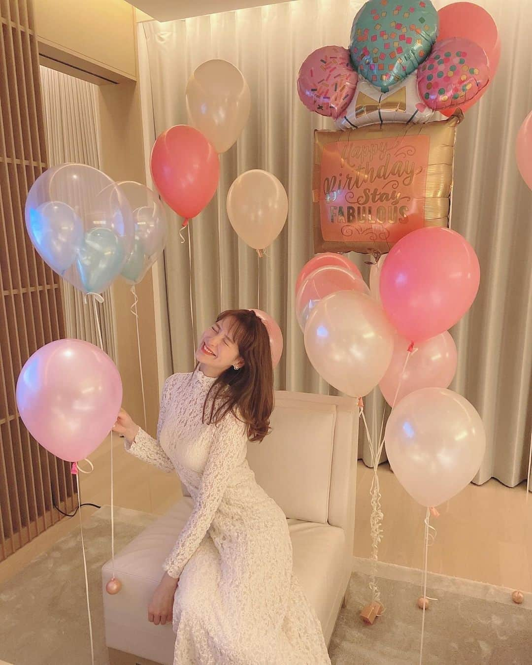 野崎萌香さんのインスタグラム写真 - (野崎萌香Instagram)「My Birthday 🎂  少し前に誕生日のお祝いで大好きな @toranomonedition  ホテルにお泊まりしました🌙🏨🥂  お部屋に着くと沢山の可愛いバルーンで 飾りつけが為されていて、 @aimerofficial_ の 私をイメージして色を選んでくださったバルーンたちだそうで...🥺✨  嬉しくて泣きそうに...🥲❤️✨  @toranomonedition のstaffの皆様の 心のこもったホスピタリティ溢れる おもてなしに感動のHotel stayでした....🦩🎈  本当にありがとうございました🦄💗」4月30日 1時34分 - moeka_nozaki